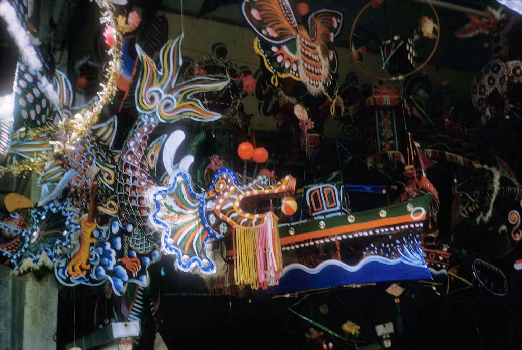 Các loại đèn được làm khá cầu kỳ với kiểu dáng phong phú, Chợ Lớn 1966. Ảnh: Douglas Ross.