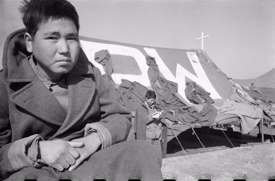 Chân dung một tù nhân ở trại cải huấn Koje Do. Ảnh: Werner Bischof.