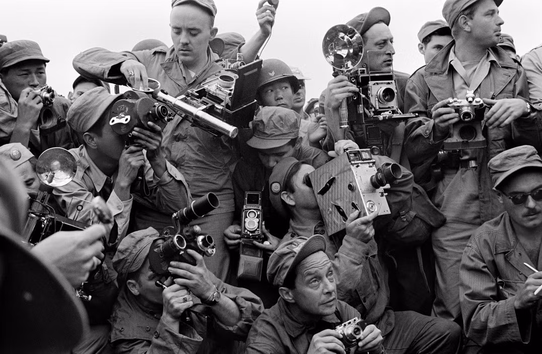 Phóng viên quốc tế tác nghiệp ở Keasong năm 1952. Ảnh: Werner Bischof.