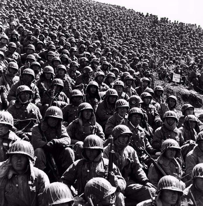 Quân Hàn Quốc ở Keasong, nơi ký thỏa ước đầu tiên giữa hai miền Triều Tiên năm 1951. Năm 1953 Keasong được trả về lãnh thổ miền Bắc. Ảnh: Werner Bischof.