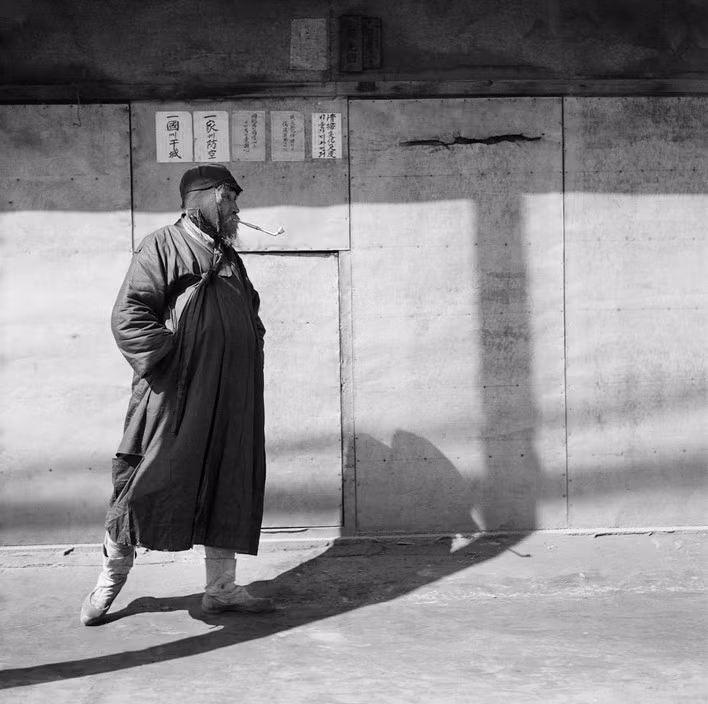 Một tu sĩ trên đường phố Seoul, 1951. Quân đội Hàn Quốc là liên quân Liên Hiệp Quốc đã tái chiếm thành phố này vào tháng 9/1950. Ảnh: Werner Bischof.