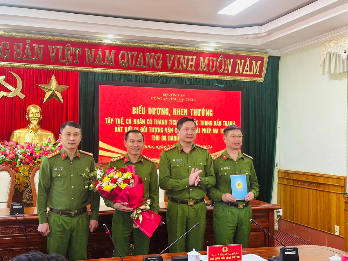 Bat giu nam thanh nien nhan 50 trieu de van chuyen 8 banh heroin-Hinh-2