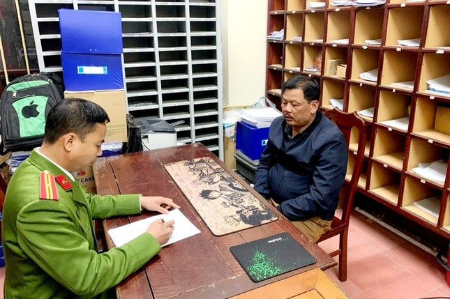 Tai xe xe khach dam lien tiep o to tuan tra cua CSGT