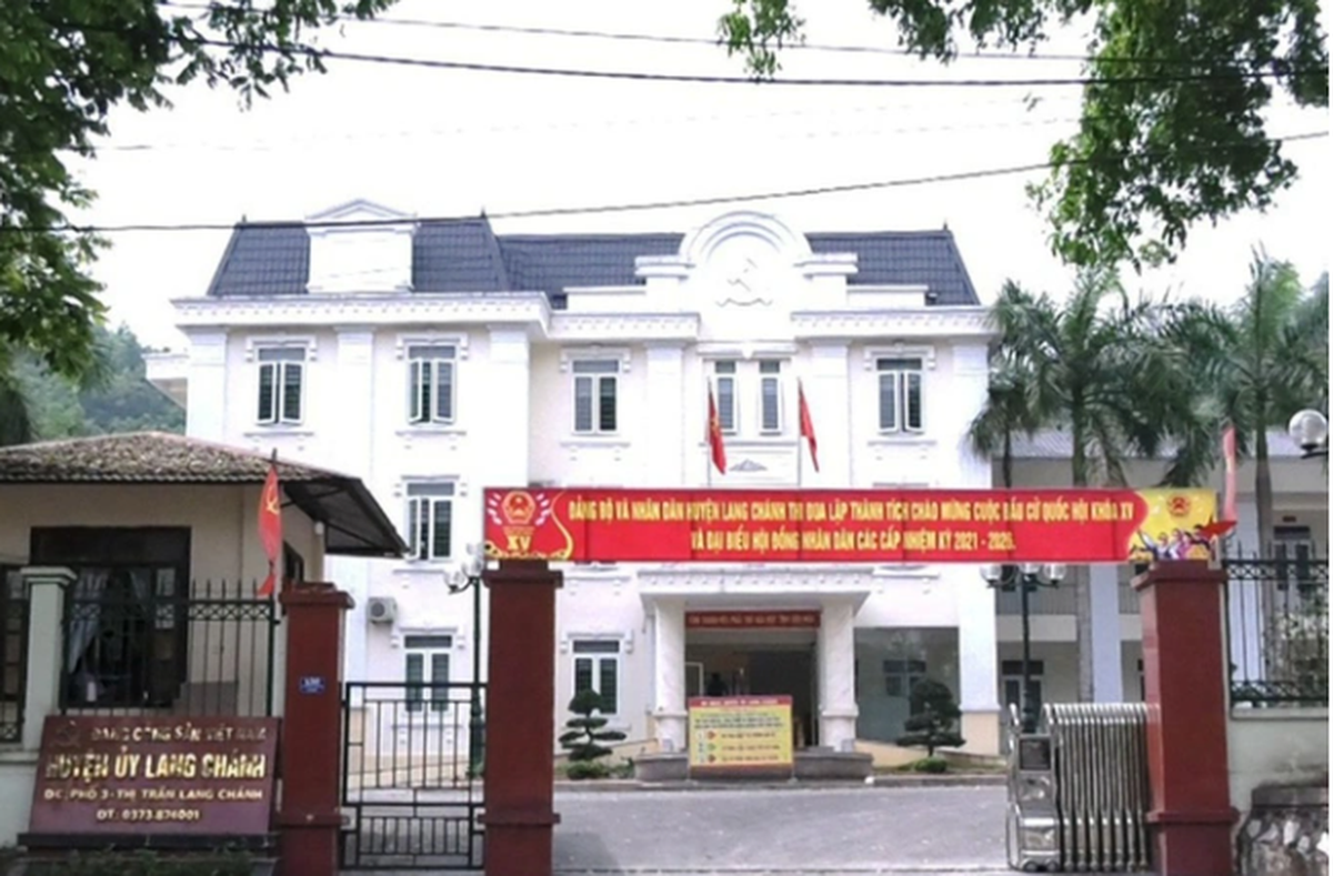  Chủ nhiệm Ủy ban Kiểm tra Huyện ủy ở Thanh Hóa "xài" bằng THPT giả: Ngày 18/6/2021, tin từ Ủy ban Kiểm tra Tỉnh ủy Thanh Hóa cho biết Ban Thường vụ Tỉnh ủy Thanh Hóa đã ban hành quyết định kỷ luật Đảng đối với ông Lê Văn Hưng, Ủy viên Ban Thường vụ Huyện ủy, Chủ nhiệm Ủy ban Kiểm tra Huyện ủy Lang Chánh, do sử dụng bằng tốt nghiệp THPT không hợp pháp. Ban Thường vụ Tỉnh ủy Thanh Hóa đã quyết định cách chức tất cả các chức vụ trong Đảng đối với ông Lê Văn Hưng. Thông báo của Ủy ban Kiểm tra Tỉnh ủy Thanh Hóa nêu rõ cùng với việc xử lý kỷ luật về Đảng, đảng viên sẽ bị xử lý kỷ luật về hành chính và đoàn thể theo quy định. 