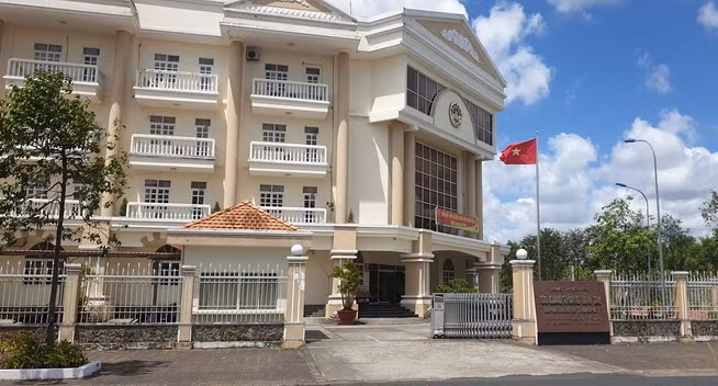 Ngày 22/2, Giám đốc Sở GTVT tỉnh Cà Mau đã có quyết định kỷ luật công chức sử dụng bằng tốt nghiệp THPT không hợp pháp, bằng hình thức buộc thôi việc. Trước đó, ngày 22/1, Đảng ủy Sở GTVT tỉnh Cà Mau cũng có quyết định thi hành kỷ luật đảng với ông Doàn Hoàng Thoại bằng hình thức cách chức chi ủy viên Chi bộ Thanh tra Sở Giao thông vận tải tỉnh Cà Mau nhiệm kỳ 2022-2025. (Sở GTVT tỉnh Cà Mau, nơi ông Thoại từng công tác và giữ chức phó chánh thanh tra). Ảnh Tuổi Trẻ.