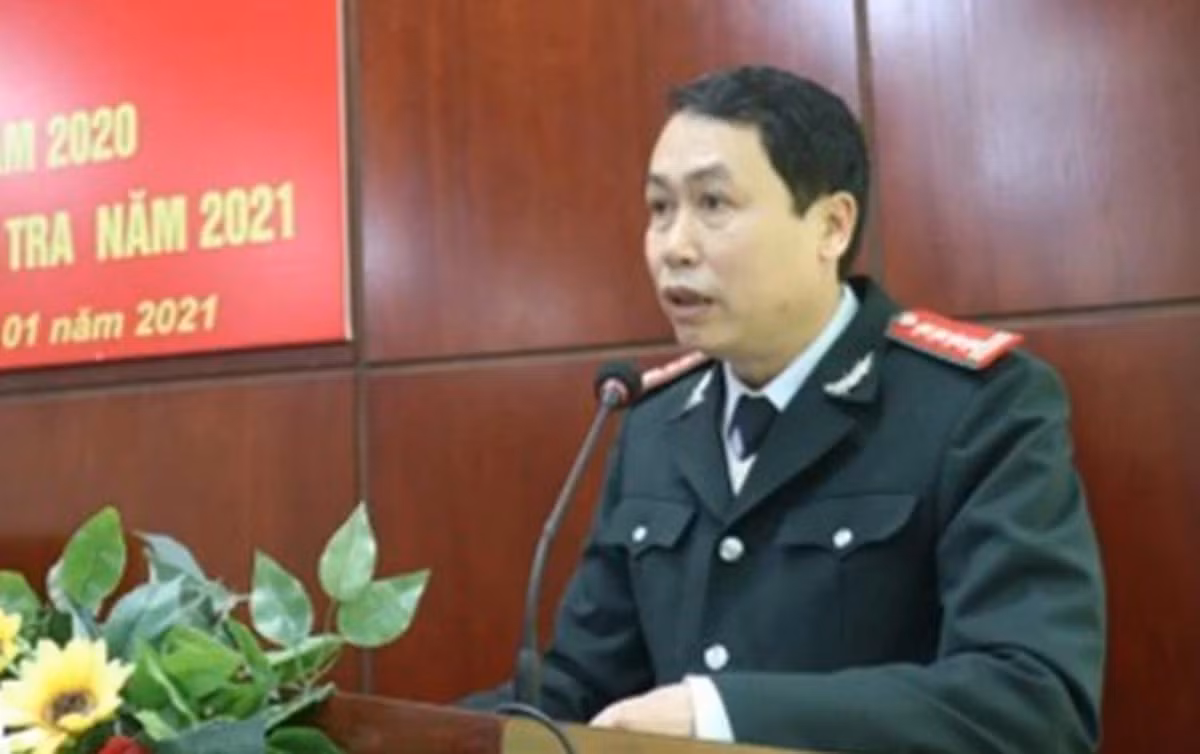  Dùng bằng giả, nguyên chánh thanh tra tỉnh Lào Cai bị huỷ tư cách uỷ viên UBND tỉnh: Tháng 12/2021, HĐND tỉnh Lào Cai khóa XVI đã họp, tiến hành thực hiện quy trình bãi nhiệm Uỷ viên UBND tỉnh Lào Cai khóa XVI, nhiệm kỳ 2021-2026. Theo đó, Ông Đàm Quang Vinh, nguyên chánh thanh tra tỉnh Lào Cai bị bãi nhiệm Ủy viên UBND tỉnh vì dùng bằng tốt nghiệp PTTH không hợp pháp (bằng giả). 