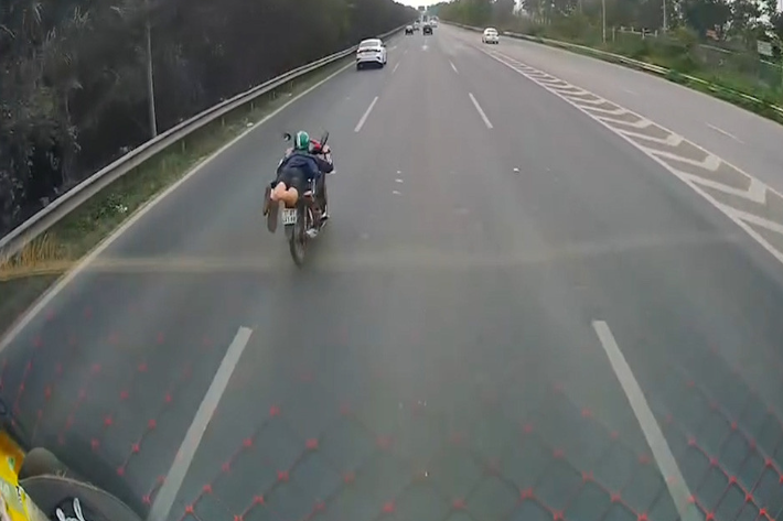 Tam giu tai xe “nam yen xe may, lao tren Dai lo Thang Long“