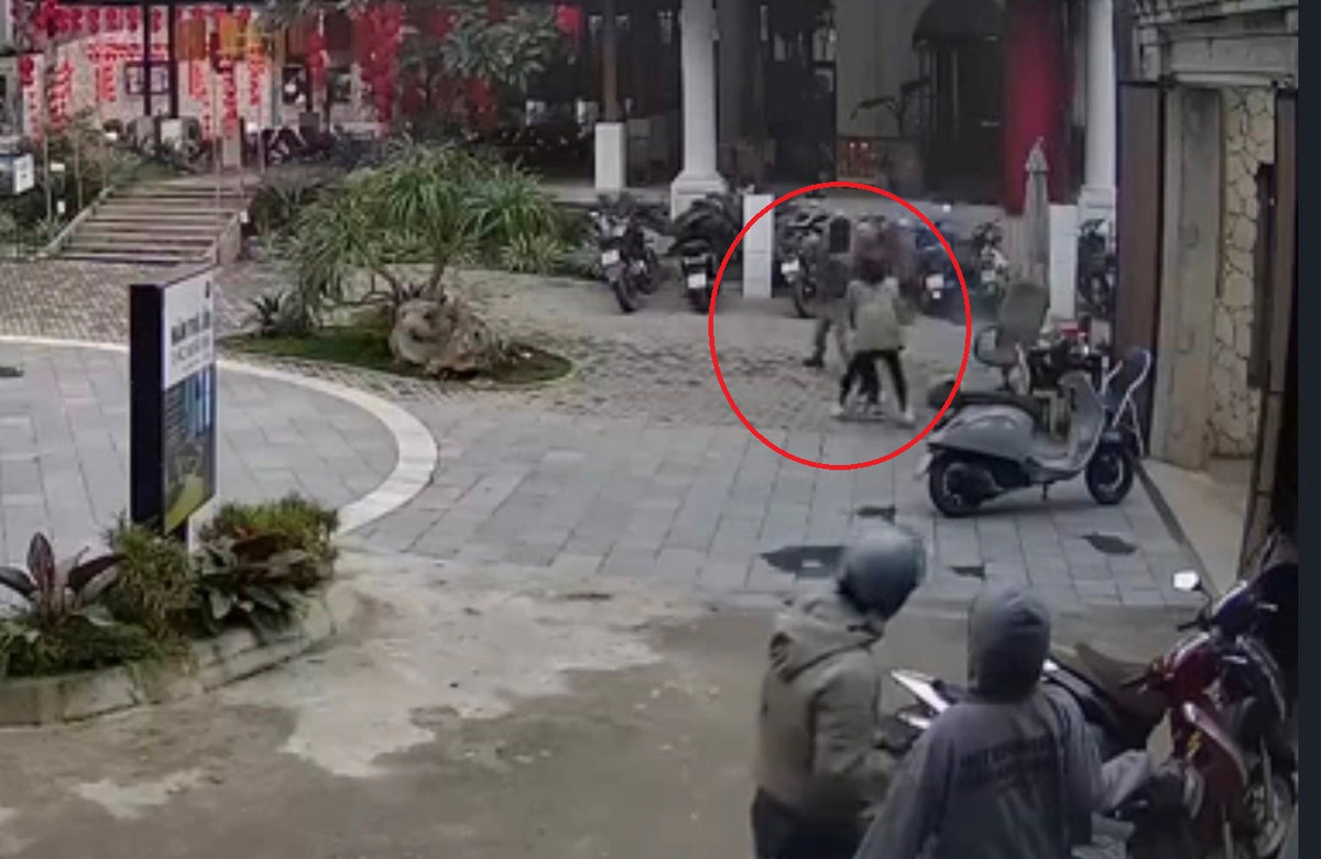 Ha Noi: Bao ve bi hanh hung vi dua ve xe so 49