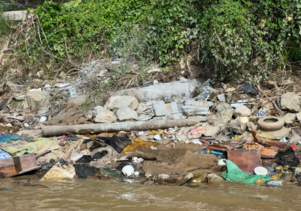  Manh mối tìm ra hung thủ sát hại cô gái 17 tuổi: Ngày 13/10/2023, Tổng đài 113 Công an Hà Nội nhận tin báo của người dân về việc phát hiện một số bộ phận thi thể người tại mép bờ sông Hồng (thuộc khu vực thôn 2 Giang Cao, xã Bát Tràng). Thi thể nạn nhân được xác định là của H.Y.N (SN 2006, ở quận Ba Đình, TP Hà Nội). Trích xuất camera giám sát, ban chuyên án thấy nổi lên đối tượng nghi vấn: Tạ Duy Khanh (SN 1985, quê quán Kiến Xương, Thái Bình). Quá trình bị vây bắt, đối tượng dùng dao tự sát, song được trinh sát kịp thời khống chế bắt giữ. (Khu vực sông nơi phát hiện thi thể nạn nhân) 