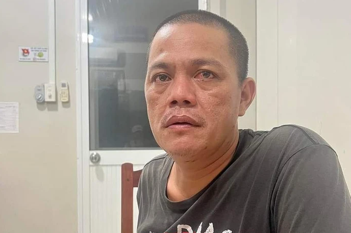  Bắt nóng hung thủ giết người trước cổng TAND TP Phú Quốc: Ngày 12/6/2023, Công an TP Phú Quốc và Công an tỉnh Kiên Giang đã bắt giữ đối tượng Trần Văn Thuận (SN 1983, ngụ phường Dương Đông, TP Phú Quốc), nghi phạm ra tay đâm chết 1 người vào tối 11/6 trên đường 30-4, phường Dương Đông, TP Phú Quốc, tỉnh Kiên Giang. Nạn nhân bị đâm chết được xác định là anh Võ Văn Quí (SN 1982, thường trú thị xã Bình Minh, tỉnh Vĩnh Long). 