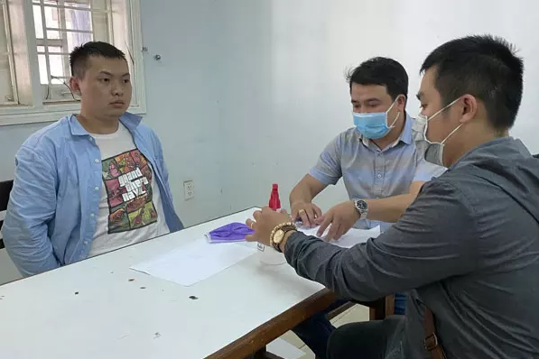 Các cán bộ phòng Kỹ thuật hình sự phát hiện 1 sợi dây thừng buộc trên chiếc vali chứa 1 phần thi thể của nạn nhân còn nguyên nhãn mác của nơi bán. Ngay lập tức, một mũi trinh sát được cử đến siêu thị Lotte để trích xuất camera. Tại đây, qua hình ảnh thu thập được và lời kể của các nhân viên thì cảnh sát xác định hung thủ là Xiao Qui Ping (27 tuổi, trú TP Bắc Kinh, Trung Quốc) và tiến hành bắt giữ. Xiao Guiping khai bị Bao Dan Ping đòi tiền thua bạc nên đã dùng dây siết cổ nạn nhân đến chết và chặt xác bỏ đầu, hai cẳng chân vào bao ni lông, còn thân mình nhét trong va li, vứt xuống sông Hàn.