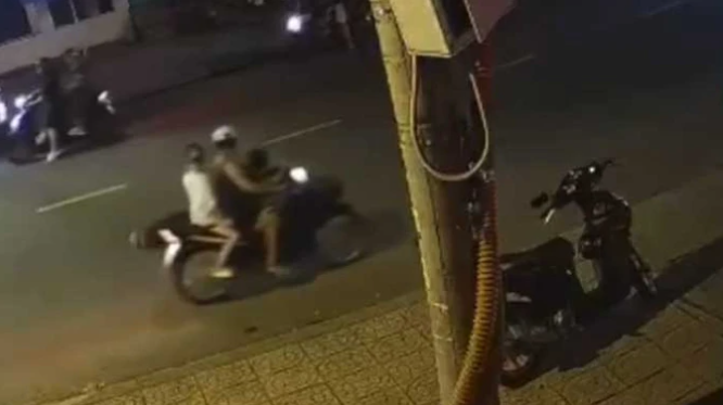 Theo hình ảnh từ camera an ninh phía trước trụ sở VKSND TP Phú Quốc, tối 11/6, có 3 người đàn ông đứng nói chuyện trên lề đường, đoạn thuộc khu phố 1, phường Dương Đông, trên tay những người này có cầm dao. Sau một lúc lời qua tiếng lại dẫn đến đánh nhau. Hậu quả, một người nằm gục xuống đường. Người dân tri hô thì 2 người kia bỏ chạy. Nạn nhân được đưa đi cấp cứu, nhưng đã tử vong. Nhận được tin báo, Công an TP Phú Quốc phối hợp với Phòng Cảnh sát hình sự Công an tỉnh Kiên Giang tổ chức truy bắt được nghi phạm sau 10 giờ gây án. (Người đàn ông nằm gục giữa đường. Ảnh hiện trường ghi lại từ camera) 