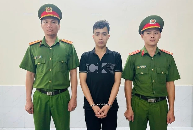 Trích xuất camera tại đây, cơ quan điều tra ghi nhận một nam thanh niên có biểu hiện bất thường, liên tục đi ra đi vào phòng trọ và chở theo nhiều túi nilông màu đen. Người này nhanh chóng được xác định là Nguyễn Đăng Khoa (25 tuổi, quê Tiền Giang). Tại cơ quan Công an, Khoa khai nhận sau khi giết, hiếp dâm nạn nhân, đối tượng dùng dao phân xác thành nhiều phần, bỏ vào túi ni lông đen, đem đi phi tang.