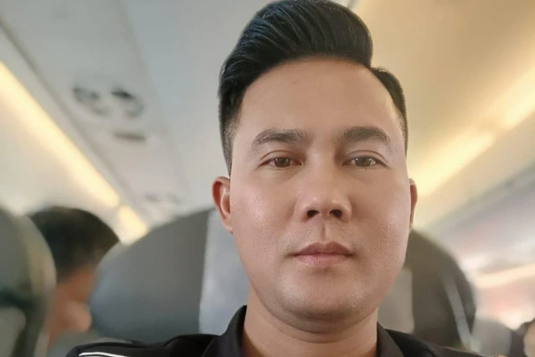 Tạ Duy Khanh khai quen N từ đầu năm 2023 và nạn nhân từng vay anh ta 50 triệu đồng, nhưng chưa trả. Ngày 10/10/2023, Khanh hẹn cô gái đến căn hộ ở Vinhome Ocean Park. Tại đây, họ xảy ra mâu thuẫn nên Khanh dùng dao đoạt mạng N. rồi phân thi thể ra nhiều phần, cho vào thùng xốp. Sau đó Khanh gọi taxi, nhờ tài xế lên phòng bê thùng xốp đựng các phần thi thể xuống xe. Đến khu vực gần miếu Bản ven sông Hồng, Khanh nhờ tài xế bê giúp thùng xốp đến đặt tại bậc lên xuống sông Hồng. Sau khi taxi rời đi, Khanh phi tang một phần thi thể xuống sông, chôn phần khác ven mép sông. 