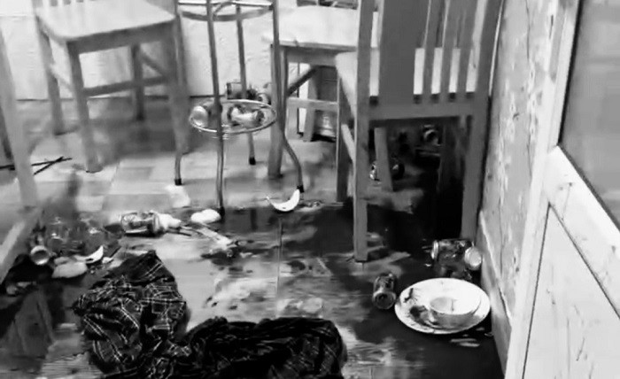  Ghen tuông, nửa đêm dùng dao đâm chết tình địch: Tối 27/9/2023, do ghen tuông, Huỳnh Bá Việt (SN 1982, ngụ thị trấn Liên Nghĩa, huyện Đức Trọng, Lâm Đồng), đã xông vào phòng của quán ăn trên đường Phan Đình Phùng, thị trấn Liên Nghĩa, dùng dao đâm nhiều nhát vào người ông L.H.A (SN 1972, ngụ xã Hiệp Thạnh, huyện Đức Trọng). Gây án xong, Huỳnh Bá Việt ném dao vào đống rác trước quán và đến Công an thị trấn Liên Nghĩa đầu thú. Nạn nhân được người nhà chuyển tới bệnh viện cấp cứu nhưng đã tử vong do vết thương quá nặng. 