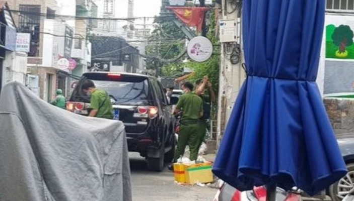  Vừa ra tù, thanh niên đâm chết tình địch vì ghen: Tối 13/10/2023, người dân sinh sống trong con hẻm đường Bình Thành (phường Bình Hưng Hòa B, quận Bình Tân, TPHCM) nghe tiếng hô hoán trong một nhà trọ. Mọi người chạy tới thì phát hiện anh L. nằm gục với nhiều vết đâm. Anh L. được đi cấp cứu, nhưng do vết thương quá nặng, đã tử vong. Bị bắt giữ, Phú khai mới chấp hành án xong. Khi trở về địa phương, biết bạn gái quen anh L. nên ghen tuông, tìm tình địch nói chuyện. Khi cả 2 giáp mặt, cự cãi nên Phú dùng dao đâm chết anh L. 