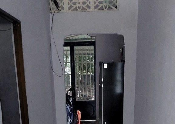  Đâm tình địch, khống chế vợ cũ rồi treo cổ tự tử: V.B.P và chị N.T.N (ở TP Tân Uyên, tỉnh Bình Dương) là vợ chồng và có 2 con nhưng đã ly hôn. Thời gian gần đây, chị N. có quan hệ tình cảm với anh Đ.T.B. Tối 5/6/2023, anh B. đến nhà chị N. chơi và ngủ lại. Đến khoảng 1h sáng 6/6, V.B.P trèo từ nóc nhà vào đâm B. nhiều nhát rồi khống chế chị N. không cho ra ngoài. Khoảng 5h sáng 6/6/2023, V.B.P treo cổ tự tử, chị N. thoát được ra ngoài và báo với người nhà. Vụ việc sau đó được trình báo cơ quan công an. 