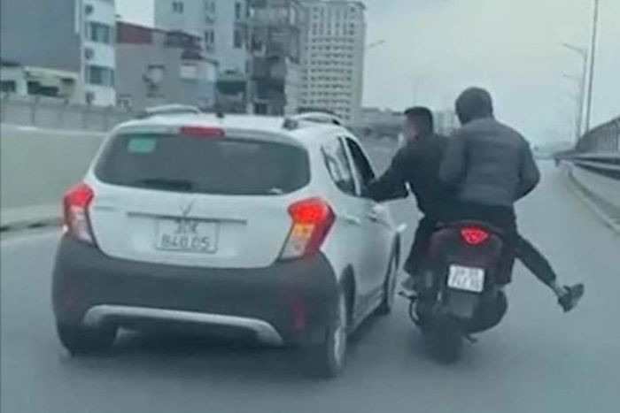 Hai người tạt đầu ô tô, đánh người: Có xử lý hình sự? Hai nguoi tat dau o to, danh nguoi: Co xu ly hinh su?