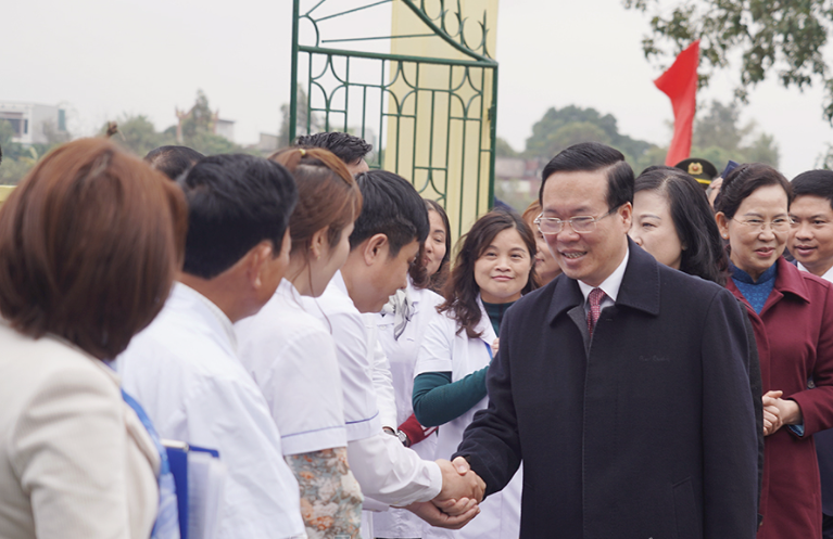 Chu tich nuoc tham, chuc mung cac y, bac si tai Ha Nam