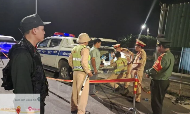 CSGT hoa trang, ghi hinh tai xe vuot au tren cao toc Cam Lo - La Son