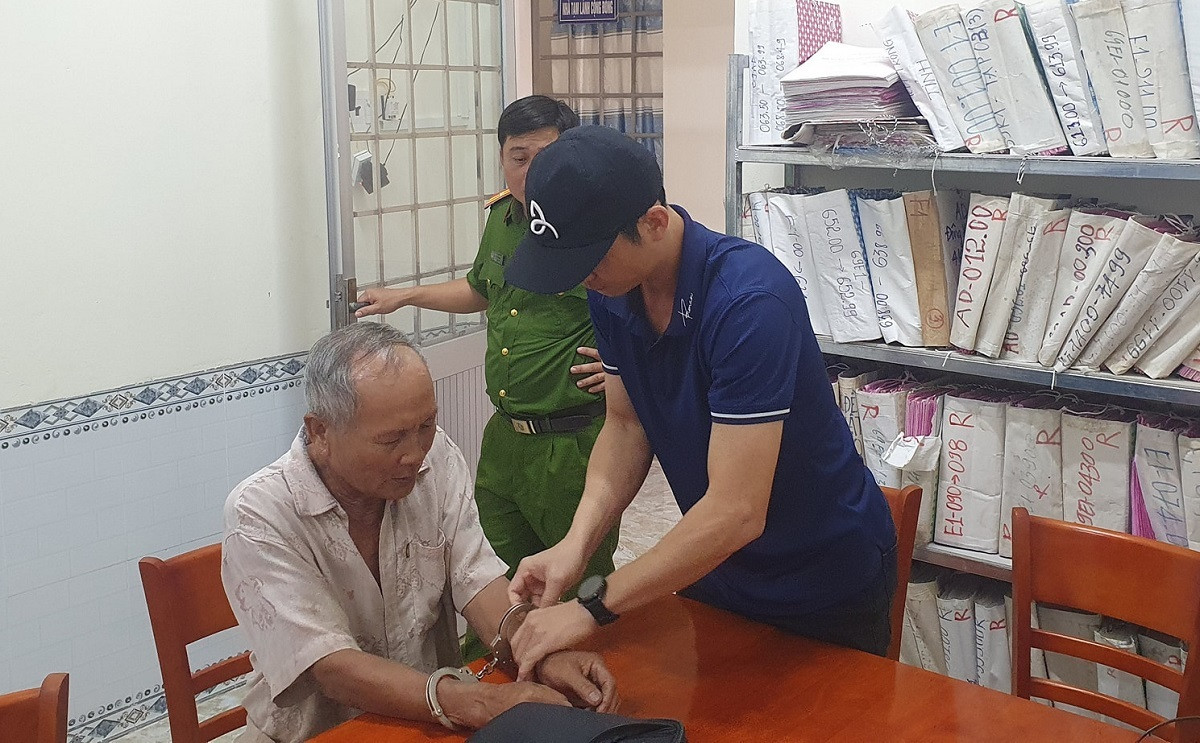 Ngày 6/1/2024, Phan Thanh Việt bị các trinh sát Công an tỉnh Quảng Ngãi bắt giữ khi đang lẩn trốn tại Cà Mau, Việt là kẻ thủ ác đã lẩn trốn sau khi tham gia giết người, cướp tài sản của 6 nạn nhân cách đây 43 năm. Theo hồ sơ vụ án, tháng 4/1981, người dân xã Bình Châu (huyện Bình Sơn, tỉnh Quảng Ngãi) phát hiện nhiều thi thể người bị vùi dưới cát. Sự việc được trình báo công an. 