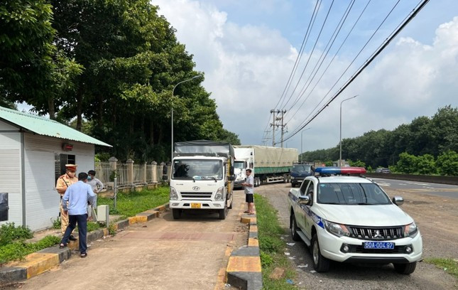 Theo cáo trạng, Trần Quang Tân (lái xe riêng của Trung tá Lê Ánh Dương, cựu Trạm trưởng Trạm CSGT Suối Tre) đã câu kết với Trương Công Quang, Nguyên Đăng Khoa, Trân Thị Diệu Hoa môi giới hối lộ, nhận tiền của các chủ xe, lái xe vi phạm pháp luật nhằm hối lộ CSGT để bỏ qua, không kiểm tra, xử phạt vi phạm. Sau khi nhận tiền, Trần Quang Tân đã trực tiếp đưa lại cho Trung tá Lê Ánh Dương nhiều lần tại phòng làm việc. Tuy nhiên, Trung tá Lê Ánh Dương không thừa nhận. Cơ quan điều tra đã tách vụ án và đang tiếp tục điều tra làm rõ. (Ảnh Tiền Phong) 