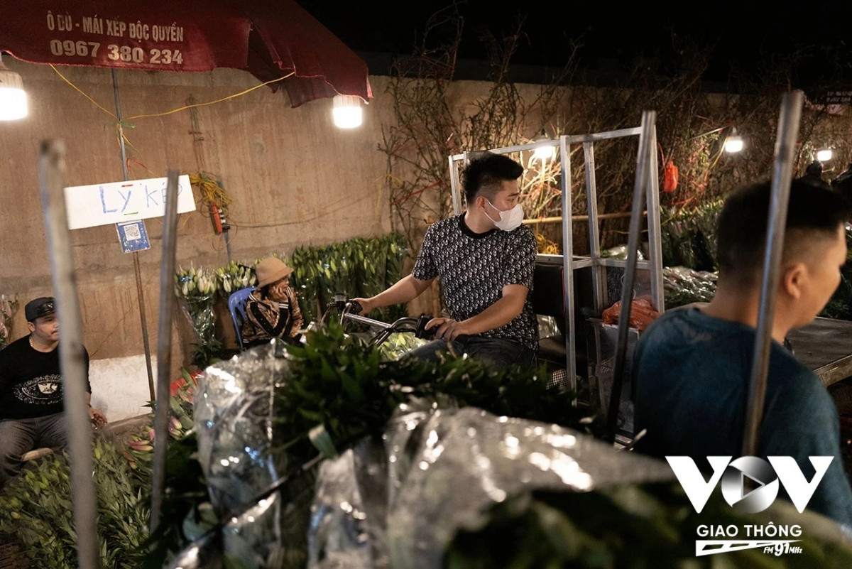 Nhộn nhịp từ 10h đêm và kéo dài tới 2-3 giờ sáng thì vãn, còn gần như chợ hoa Quảng Bá, Hà Nội họp thông đêm suốt sáng. Nếu ai có dịp đi chơi chợ hoa Quảng Bá sẽ được chứng kiến cảnh tượng tấp nập vô cùng hấp dẫn của chợ hoa độc đáo này vào lúc nửa đêm... 
