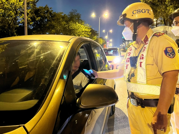 Ngoài ra, đêm 4/2/2024, ông Hà Văn Vinh - công chức thuộc Sở Tài nguyên và Môi trường cũng bị cơ quan chức năng phát hiện có sử dụng rượu bia khi điều khiển xe máy với nồng độ cồn 0,093 mg/lít khí thở và không mang theo giấy phép lái xe. Được biết, ông Hà Văn Vinh là Phó Chánh Thanh tra Sở Tài nguyên và Môi trường tỉnh Lâm Đồng. Thời điểm vi phạm nồng độ cồn, ông Vinh cũng khai làm nghề tự do. Đối với các trường hợp vi phạm nồng độ cồn, Công an thành phố Đà Lạt, tỉnh Lâm Đồng đã lập biên bản, hoàn tất hồ sơ xử phạt hành chính theo quy định. (Ảnh minh họa)