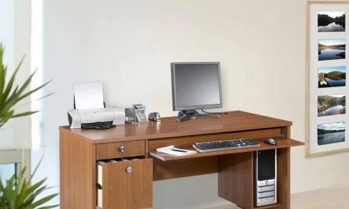 Đặt bên trái bàn làm việc là nguyên tắc đầu tiên khi bài trí máy tính chuẩn phong thủy. Đặt bên phải bàn làm việc sẽ bất lợi cho người sử dụng. Ảnh: House.