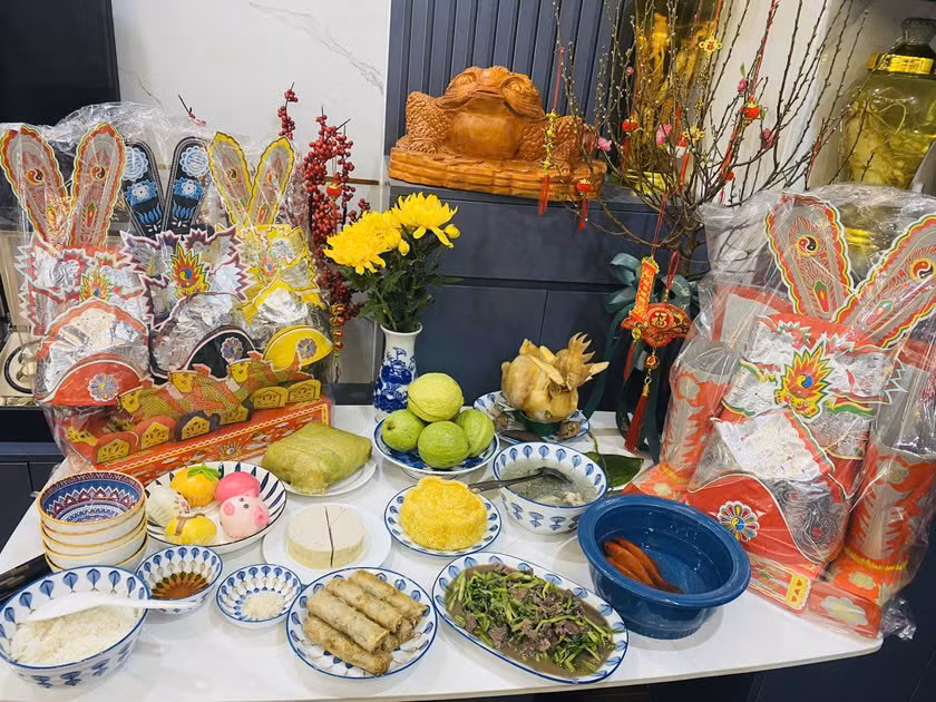  Phong tục cúng ông Công ông Táo ở miền Trung được cho là cầu kỳ nhất trong 3 miền. Lễ tiễn Táo Quân về trời thường được cúng vào đúng ngày 23 tháng Chạp. Trước đó, gia chủ sẽ thay cát mới trong bát hương và lau dọn bàn thờ ông Táo sạch sẽ. Ảnh minh họa