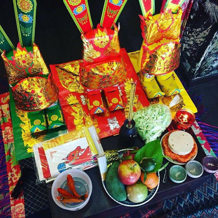 Người miền Nam quan niệm rằng lễ cúng ông Táo chỉ được thực hiện vào cuối ngày, khi cả gia đình đã dùng xong bữa tối, lúc này không phải dùng đến bếp núc để nấu nướng, không phiền đến các Táo thì mới là lúc thực hiện nghi lễ tiễn Táo quân lên chầu trời. Ảnh minh họa