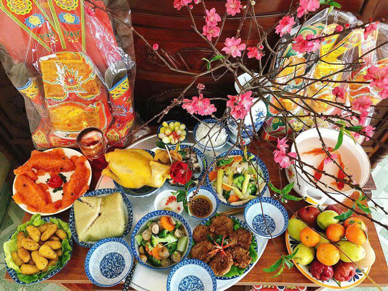 Lễ cúng, thời gian cúng ông Công ông Táo ở miền Bắc: Người miền Bắc quan niệm sau 12h00 trưa ngày 23 tháng Chạp ông Công ông Táo sẽ về chầu trời và không còn ở dương gian nên họ thường làm lễ cúng từ rất sớm. Một điều khác biệt rõ ràng nhất so với hai miền Nam và Trung là trong mâm lễ của người miền Bắc ngoài các món truyền thống như xôi, gà, chả, nem rán, giò thủ,..sẽ có thêm cá chép giấy (đốt sau khi làm lễ) hoặc sống (mang thả phóng sinh). Ảnh minh họa