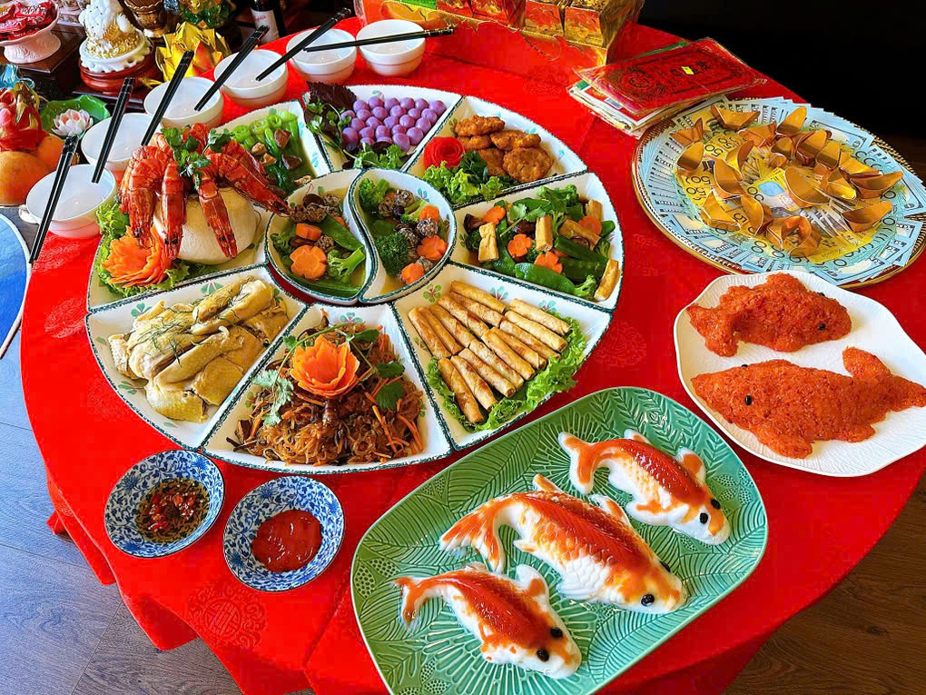 Tùy theo phong tục vùng miền mà nghi lễ cúng ông Công, ông Táo giữa 3 miền Bắc-Trung-Nam có những sự khác biệt nhất định nhưng đều có điểm tương đồng thể hiện tấm lòng thành kính của gia chủ đối với vị thần cai quản việc phúc đức trong nhà. Ảnh minh họa