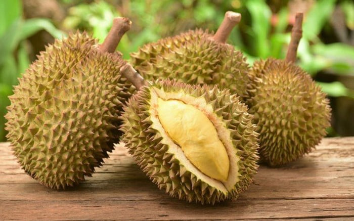  Sầu riêng: Chữ "sầu" trong sầu riêng mang hàm nghĩa của nỗi buồn, muộn phiền. Chính vì thế, người ta thường kiêng ăn sầu riêng vào dịp đầu năm mới. Bên cạnh đó, sự tích về quả sầu riêng trong dân gian cũng đầy bi thương. Ảnh minh họa