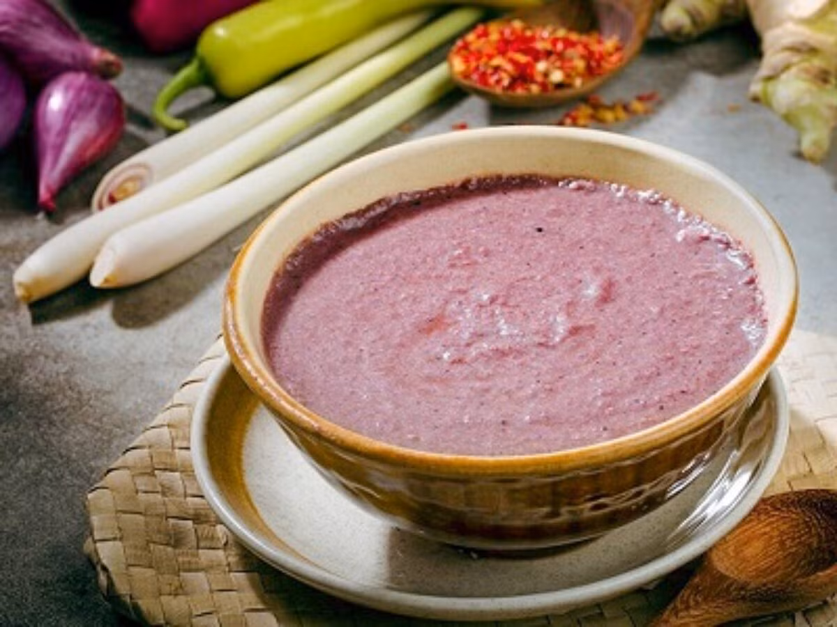  Mắm tôm: có mùi khá nặng, và người ta tin rằng mùi này sẽ mang lại sự hôi hám, điềm xui xẻo. Đặc biệt, trong những dịp lễ chùa, cúng giỗ ông bà hay đi đình, miếu vào đầu năm, mắm tôm càng được tránh xa. Mọi người tin rằng mắm tôm sẽ làm uế tạp nơi linh thiêng, gây xúc phạm đến thần linh và tổ tiên.