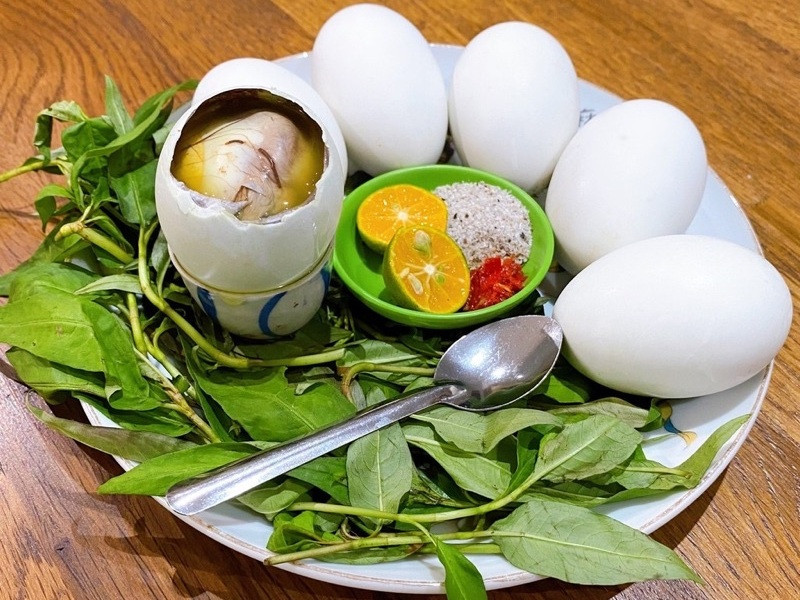  Hột vịt lộn: Dù hột vịt lộn giàu dinh dưỡng, người dân miền Bắc và Trung thường kiêng ăn vào những ngày đầu năm vì sợ sẽ đảo lộn vận may, mang đến xui xẻo. Ảnh minh họa