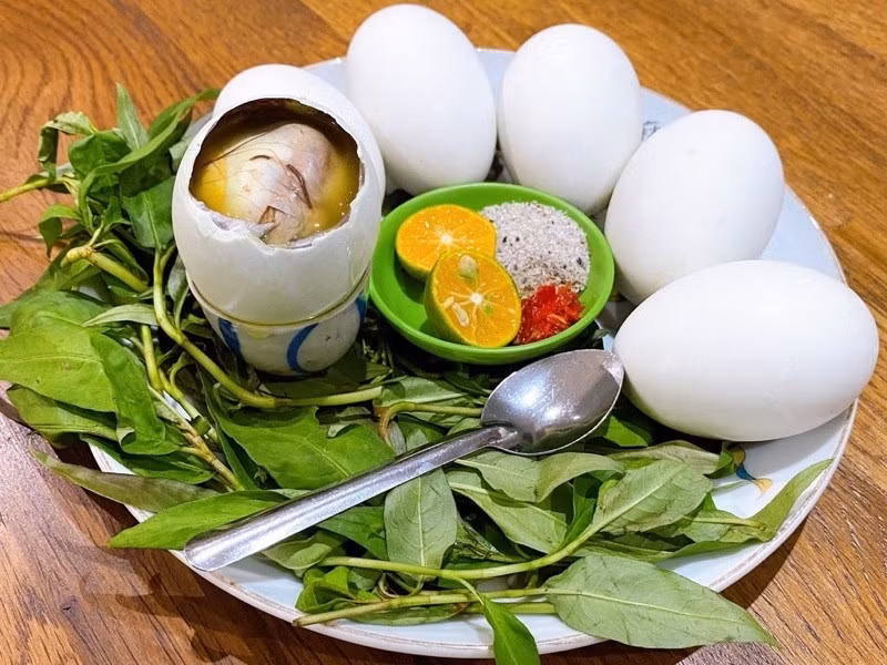  Hột vịt lộn: Dù hột vịt lộn giàu dinh dưỡng, người dân miền Bắc và Trung thường kiêng ăn vào những ngày đầu năm vì sợ sẽ đảo lộn vận may, mang đến xui xẻo. Ảnh minh họa