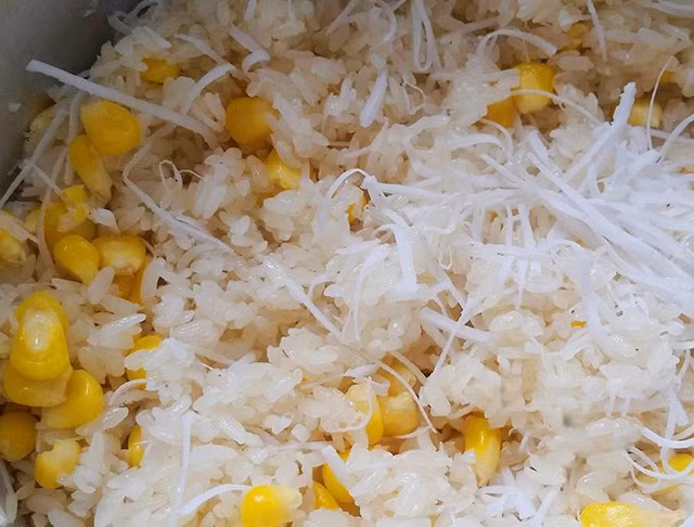 Ngoài luộc hấp, ngô còn dùng để nấu xôi rất ngon. Dưới đây là cách nấu xôi ngô dừa thơm phức, siêu đơn giản: Ảnh Internet