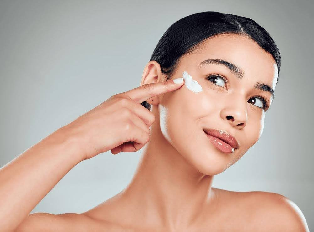  Chống nắng đầy đủ: Tia cực tím (tia UV) trong ánh nắng mặt trời là một trong những thủ phạm chính gây lão hóa da sớm. Các tia UV xâm nhập sâu vào lớp hạ bì, phá hủy collagen và elastin – hai thành phần quan trọng giúp da săn chắc và đàn hồi. Điều này dẫn đến sự hình thành các nếp nhăn, đặc biệt là ở vùng sống mũi, và các dấu hiệu lão hóa khác như đồi mồi, nám. Ảnh minh họa