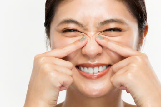  Hạn chế các biểu cảm khuôn mặt lặp đi lặp lại như nheo mắt hoặc cau mày...