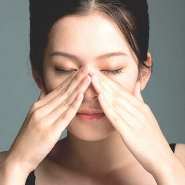  Massage nhẹ nhàng: Massage vùng quanh mắt và mũi bằng các đầu ngón tay để giảm căng thẳng cho cơ mặt.