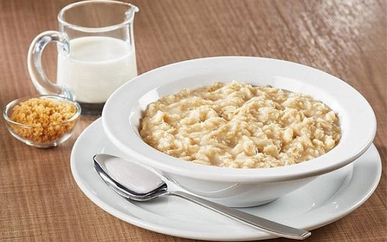  Cháo bột yến mạch giàu axit amin L-arginine giúp tăng cường lưu lượng máu trong cơ thể. L-arginine khởi động quá trình sản xuất oxit nitric của cơ thể, một chất làm tăng lưu lượng máu đến dương vật và làm cho dương vật cương cứng hơn. Ảnh Monngon