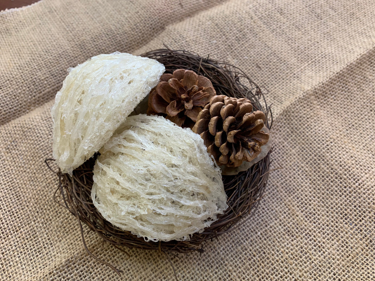  Món quà sức khỏe: Chăm sóc sức khỏe cho bố mẹ chồng luôn là ưu tiên hàng đầu. Các sản phẩm như yến sào, hồng sâm, hay thực phẩm chức năng chất lượng cao sẽ là món quà thiết thực, thể hiện sự quan tâm sâu sắc của bạn. Ảnh minh họa