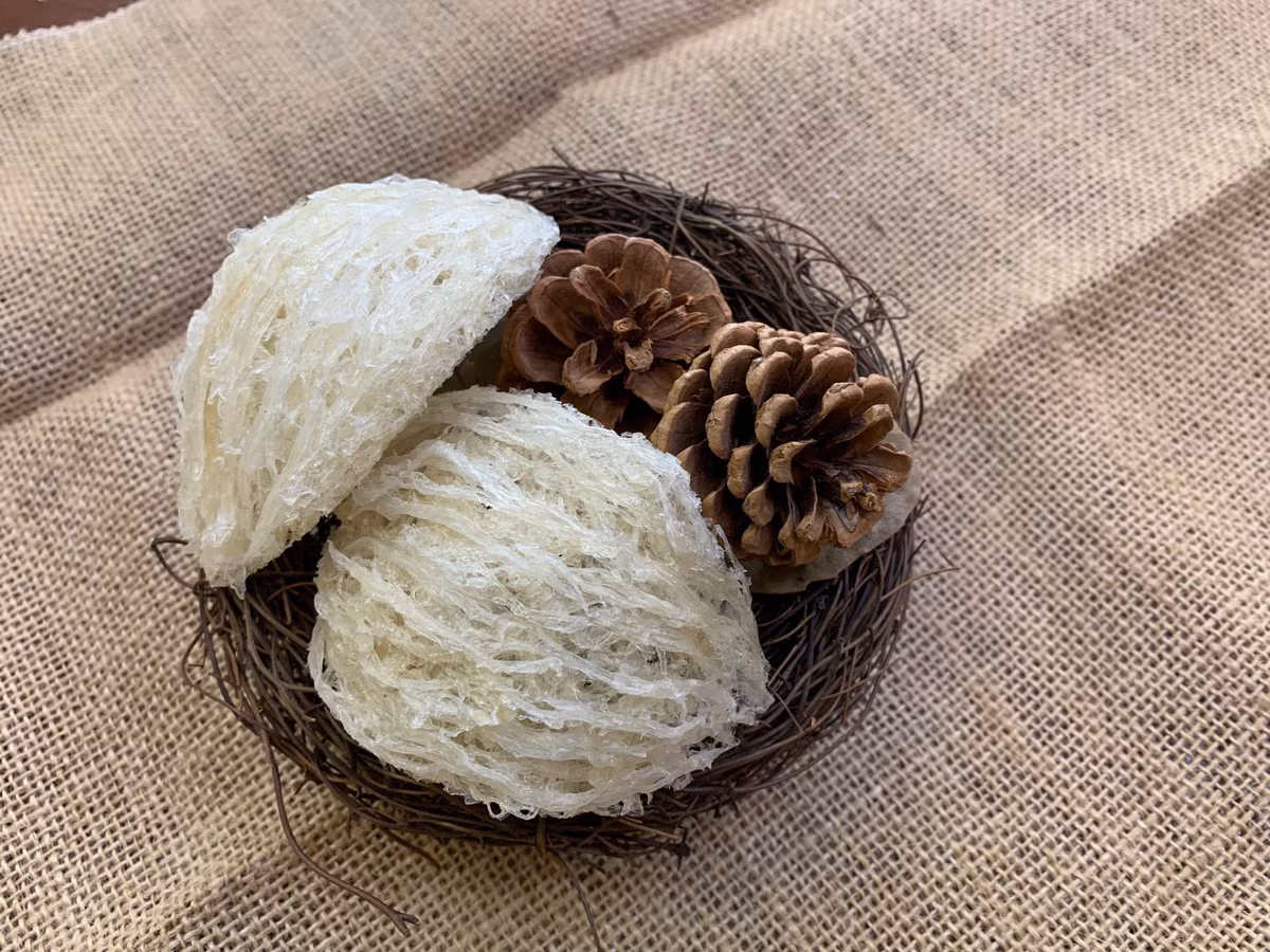  Món quà sức khỏe: Chăm sóc sức khỏe cho bố mẹ chồng luôn là ưu tiên hàng đầu. Các sản phẩm như yến sào, hồng sâm, hay thực phẩm chức năng chất lượng cao sẽ là món quà thiết thực, thể hiện sự quan tâm sâu sắc của bạn. Ảnh minh họa