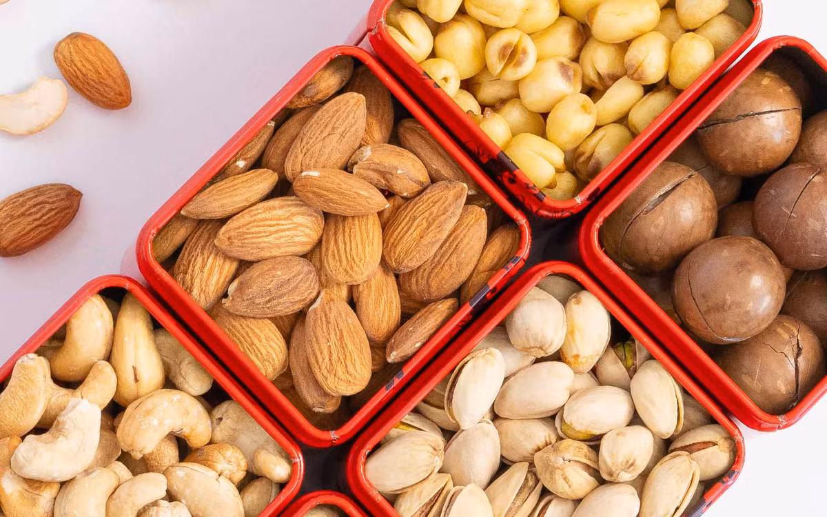 Các loại hạt dinh dưỡng: Hạt dinh dưỡng có giá trị dinh dưỡng cao, giàu protein, vitamin, khoáng chất, chất béo, phù hợp với người bị tiểu đường, tim mạch, huyết áp,… Một số loại hạt mà bạn có thể lựa chọn để biếu bố mẹ chồng gồm hạt điều, hạnh nhân, hạt bí xanh, hạt macca, hạt hướng dương, hạt dẻ cười rang muối, hạt óc chó,… Ảnh minh họa