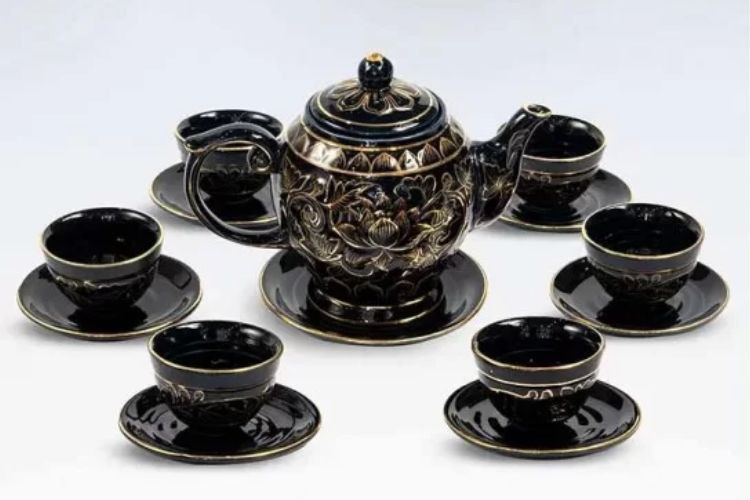  Bộ ấm trà: Bộ ấm trà pha lê hoặc gốm sứ cao cấp là món quà lý tưởng để biếu bố mẹ chồng. Ngoài giá trị sử dụng, bộ ấm trà còn mang ý nghĩa cầu chúc sự bền vững và may mắn trong năm mới. Ảnh minh họa