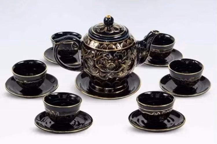  Bộ ấm trà: Bộ ấm trà pha lê hoặc gốm sứ cao cấp là món quà lý tưởng để biếu bố mẹ chồng. Ngoài giá trị sử dụng, bộ ấm trà còn mang ý nghĩa cầu chúc sự bền vững và may mắn trong năm mới. Ảnh minh họa