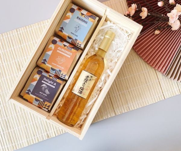  Rượu Tết biếu bố mẹ chồng: Rượu vang mang màu sắt bắt mắt (điển hình là sắc đỏ) mà còn tượng trưng cho may mắn, tài lộc trong năm mới. Một chai rượu cao cấp chính là một món quà biếu Tết dành tặng bố mẹ chồng được nhiều người lựa chọn. Ảnh minh họa