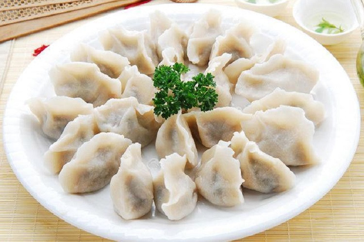  Sủi cảo: Với lịch sử hơn 1.800 năm, sủi cảo là một món ăn truyền thống được ăn vào đêm giao thừa của Trung Quốc. Hình dáng của sủi cảo được làm giống thỏi bạc thời xưa (có dạng thuyền, bầu dục và cong lên ở hai đầu). Theo quan niệm dân gian, càng ăn nhiều sủi cảo trong dịp năm mới, bạn càng có cơ hội tích lũy được nhiều tài lộc trong năm tới. Ảnh minh họa