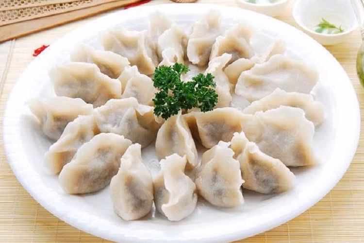  Sủi cảo: Với lịch sử hơn 1.800 năm, sủi cảo là một món ăn truyền thống được ăn vào đêm giao thừa của Trung Quốc. Hình dáng của sủi cảo được làm giống thỏi bạc thời xưa (có dạng thuyền, bầu dục và cong lên ở hai đầu). Theo quan niệm dân gian, càng ăn nhiều sủi cảo trong dịp năm mới, bạn càng có cơ hội tích lũy được nhiều tài lộc trong năm tới. Ảnh minh họa